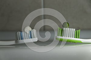 Detallado de pasta dental impreso sobre el cepillos de dientes 
