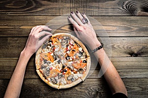 Dettagliato molto caldo affettato Italiano una grande sfoglia circolare di pasta leggera mano prendere fetta sul di legno tavolo funghi pomodoro oliva un 