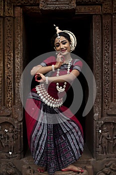 Dettagliato da indiano classico ballerino posa prima tempio statue 