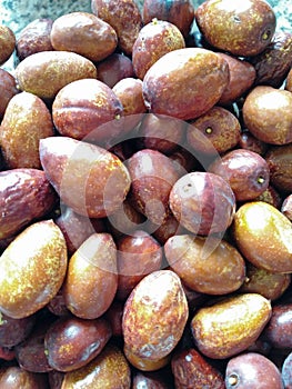 A closeup view of a quantity of jujubes fruits at a rional market stall