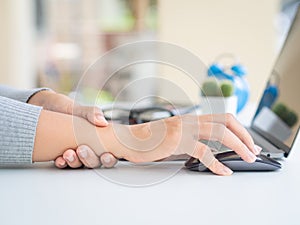 Detailní žena držení její zápěstí bolest počítač dlouho 
