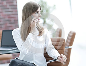 Young buisnes woman talking on a mobile phone. photo