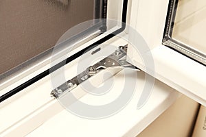 Closing mechanism of plastic windows