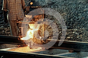 Closure weld under neutral temperature using a Thermit welding