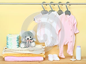 La ropa a accesorios bebé recién nacido 