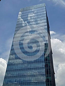 Cloud on reflektion at building