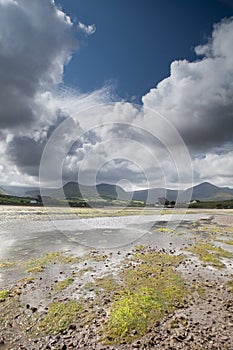 Nubes cielo azul a través de irlandesa sierras a estuario 