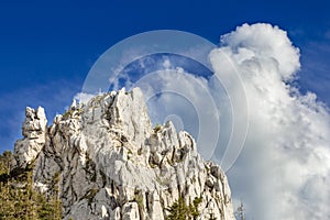 Nuvole l'edificio su per montagna picco significativo picco attraverso 