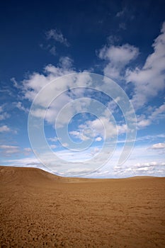 Zakalený modrá obloha přes poušť 