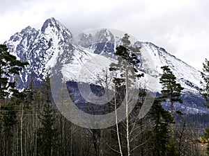 Zamračený den, zasněžené vrcholky hor, chladný zimní den, Tatry,