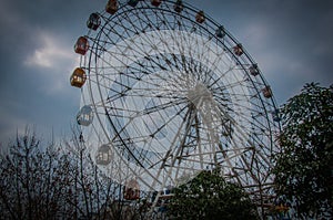 Cloudy days to suspend the ferris wheel