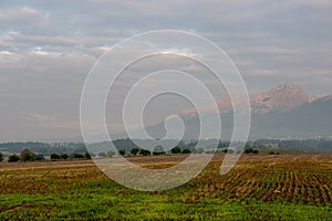 Zamračený a hmlový východ slnka nad slovenskou krajinou na jeseň