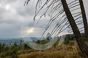 Zamračený a hmlový východ slnka nad slovenskou krajinou na jeseň