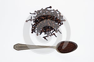 Cloves with ground cloves on spoon