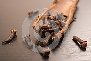 Cloves randomly arranged in Cinnamon