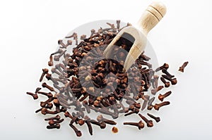 Cloves with a wooden spoon.