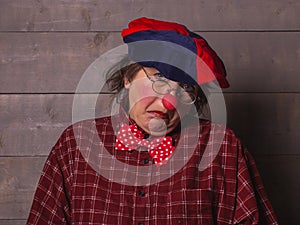 A clown with a facial expression of the unknowing.