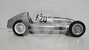 Cmc 1/18 scale model car - Mercedes Benz W25 Silver Arrow formula one racing chasis photo