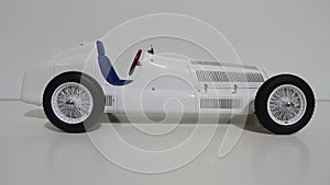 Cmc 1/18 scale model car - Mercedes Benz W25 White myth formula one racing chasis photo