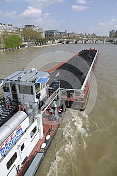 Coal barge and tug boat on the Seine River, Paris, ÃÅ½le-de-France