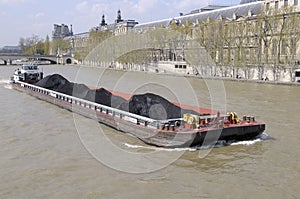 Coal barge and tugboat on the Seine River, Paris, ÃÅ½le-de-France