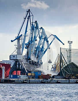 Coal loading at a bunker ship in port