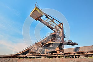 Coal loading conveyor belt piles coal