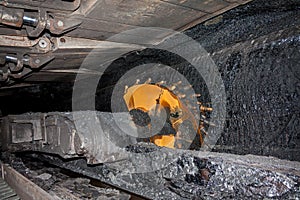 Coal mining machine with rotating cutting drums