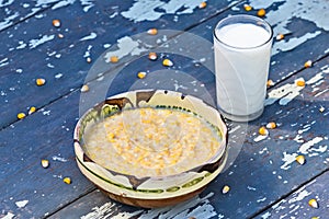 Coarsely ground maize with milk