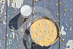 Coarsely ground maize with milk