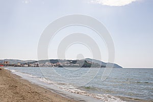 Costa a Playa sobre el mar Mediterráneo. costero banda de acuerdo a el mar.,, 