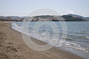 Costa a Playa sobre el mar Mediterráneo. costero banda de acuerdo a el mar.,, 