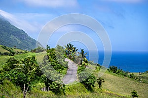 Costero carreteras a hermoso sierras a azul Agua de Pacífico Océano, islas norte de las Filipinas 