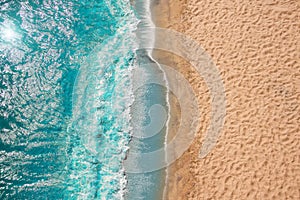 Línea costera Playa Océano ondas espuma sobre el arena. trompeta 