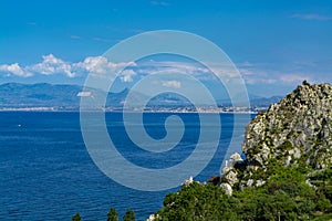 Costa rocce un profondo blu il mare più vicino secondo iscrizione sul naturale Riserva Sicilia 