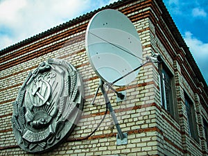 The coat of arms of the RSFSR on an old building in the town of Medyn, Kaluga region (Russia).