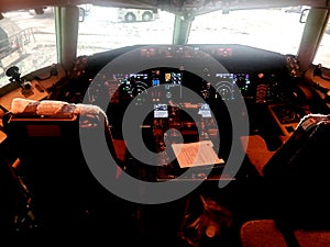 Cockpit 757 from jump seat