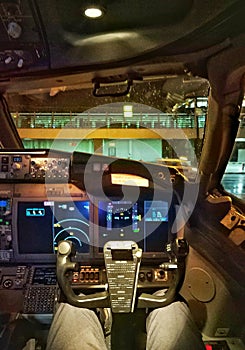 Cockpit boeing 737 max photo