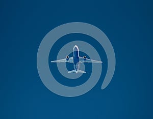 cockpit view of passenger Airplane in cruise flight in front of clear blue sky approaching from ahead