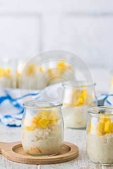 Noce di cocco budino dolce occhiali su bianco di legno 