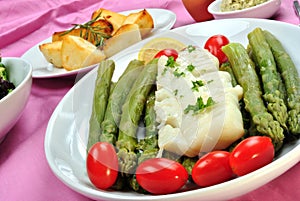 Cod loins with green asparagus and tomato