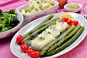 Cod loins with green asparagus and tomato