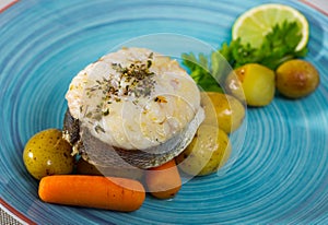 Cod by rustically frying and served with boiled potatoes, carrots and greens