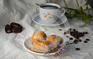 Káva a baklava na stole