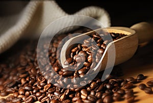 Primer plano de los granos de café con la taza en el estado de ánimo de iluminación.