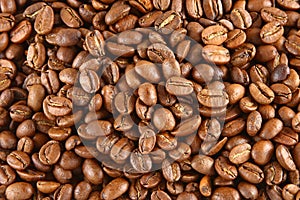 Hintergrund mit vielen Kaffee-Bohnen.