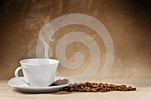 Kávové zrná a káva pohár 