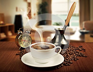 Káva pohár a poplach hodiny 