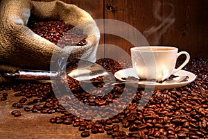 Káva pohár vrecovina vrece z pečený fazuľa 