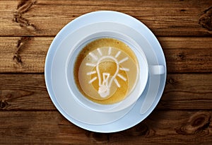 Šálku kávy s žiarovky myšlienku v peny, koncept pre nápady, tvorivosť a inovácie.